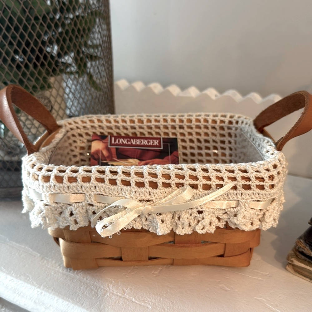 Longaberger 1998 Tea Basket. Crochet liner and plastic liner. Original.